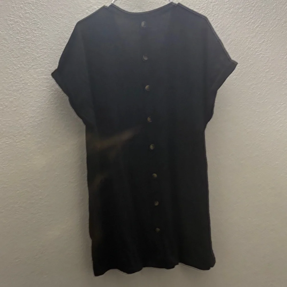 Black Short Sleeve V-Neck Tee - Picture 2 of 3